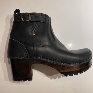 No. 6 BLACK ON COFFEE BASE 5” LEATHER CLOG BUCKLE BOOT ON MID TREAD 38/7